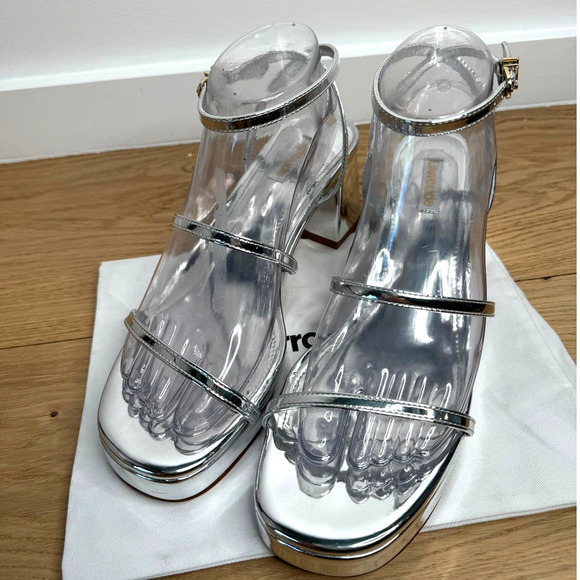 BRAND NEW Larroudé Gio Sandal In Silver Metalic Specchio Block Heel, Size 8 - Picture 2 of 11